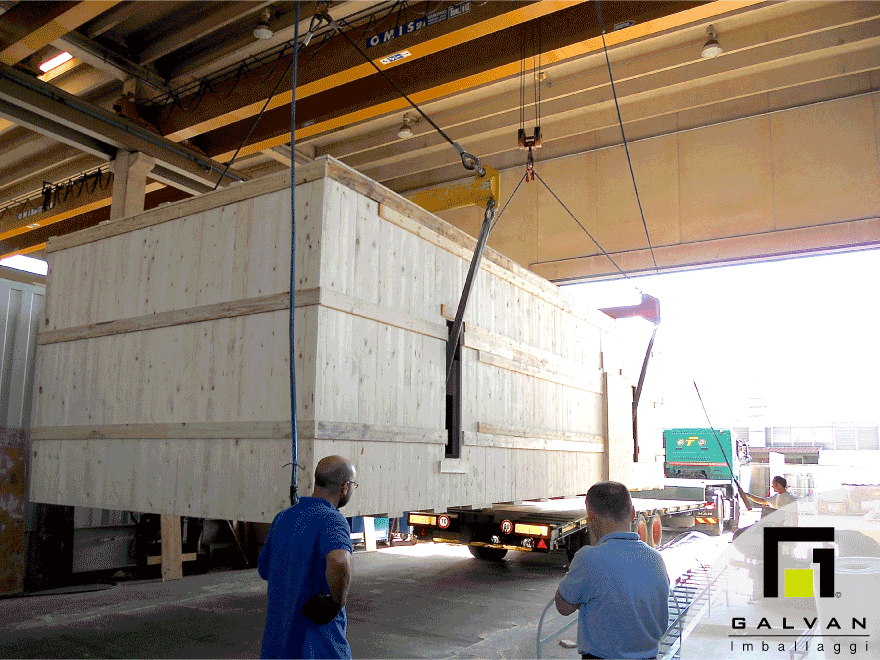 Casse in legno di grandi dimensioni per trasporto eccezionale con una lunghezza di 10 metri, ha una particolare struttura interna di supporto. Questa cassa in legno di grandi dimensioni porta al suo interno 45.000 kg